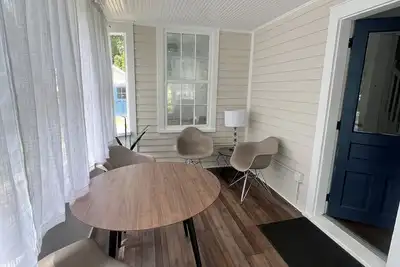 Image de Charming 3-bedroom cottage with WiFi and Ac in beautiful Geneva