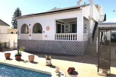 Image de Villa avec piscine privée, jardin clos, Bbq(plancha), solarium avec vue montagne