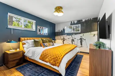 Image de 5 Br Luxury Funhouse, Walk to Fiddler's Green, Hot Tub, Mini-Golf, FirePit, Theater Room