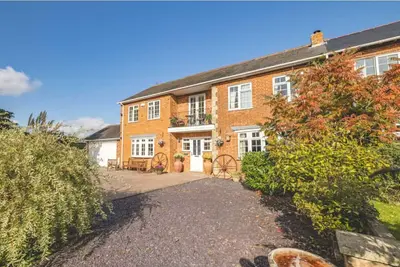 Image de Peaceful gated retreat with a beautiful garden minutes from Ascot and Windsor.