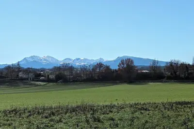 Image de 200 year old French mansion with mountains and nature. Perfect in all seasons