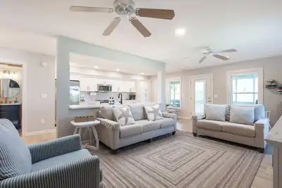 Image de Newly Listing! Renovated bungalow steps from water