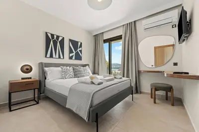 Image de Luxurious villa with private pool, garden and parking space