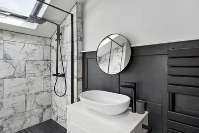 Image de Maison-Moderne-Salle de bain privée-Vue sur Rue