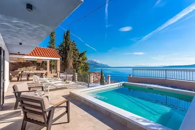 Image de Villa Tadsi - Quatre Chambres Villa, Couchages 8