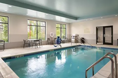 Image de Refresh and Recharge! Indoor Pool, Free Breakfast and Parking!