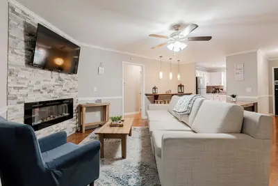 Image de 10 Mins to Lake Murray! The Dutch Creek Cottage