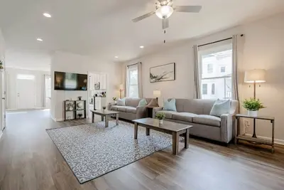 Image de Midtown, Walking to Dining! Elmwood Park Retreat