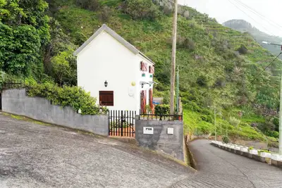 Image de Whale's lodge - rustic villa on a hillside in Porto Moniz