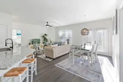 Image de Sunny 2br Resort Apt Over Pool 20 min to Downtown