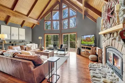 Image de Secluded 3br Cabin | Deck, Fire Pit, Fireplace