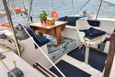 Image de une chambre double dans catamaran à l ancre à porquerolles\nautour du port