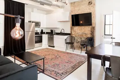 Image de Findlay Mrkt 1br | Walkable, Clean, Guest Favorite