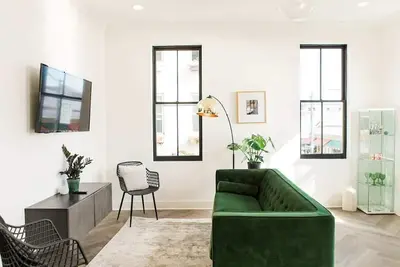 Image de Bright 2br Above Findlay Market | Walkable