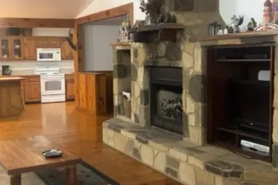 Image de Cozy 3-bedroom cabin off the grid in the Smokey mountains with WiFi, Ac