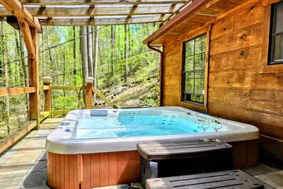 Image de The Skinner’s Cabin: Hot Tub, Fireplace & Grill!
