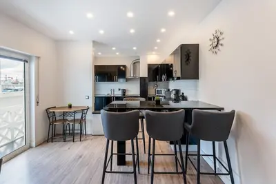 Image de Cozy 2br near Oura Beach by LovelyStay