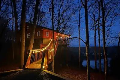 Image de Aerial Joy Treehouse with Hot Tub! ! ! (Lake Malone)