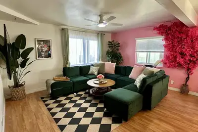 Image de New! Beach Home w/ Gym + Cuddle Couch