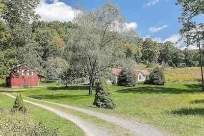 Image de Cottage on Creeper Trail with Wide Open Acreage