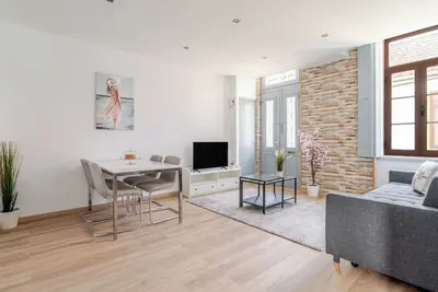 Image de Traditional House with Jacuzzi by HostWise