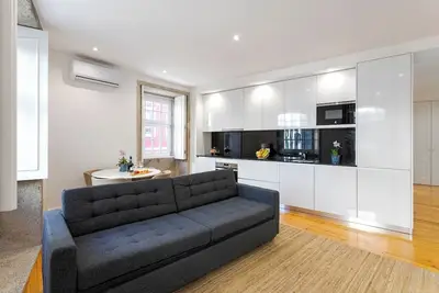 Image de Modern & Trendy Flat by HostWise