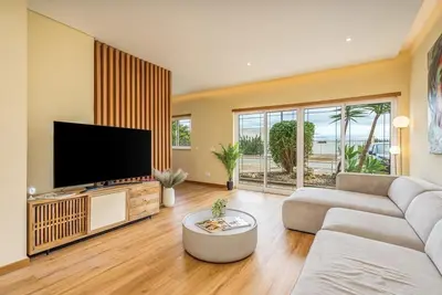 Image de Deluxe House | Terrace & Bbc by HostWise