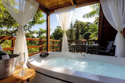 Image de Chalé confortável com pisc, WiFi, garagem e jacuzzi