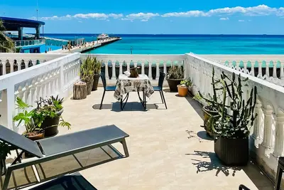 Image de Oceanfront escape with private terrace, breathtaking views & prime location