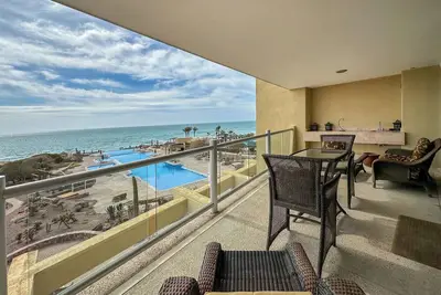 Image de The Beachfront Oasis Ocean Views & Pool Access