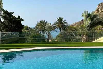 Image de Beachfront apartment, swimming pool and parking