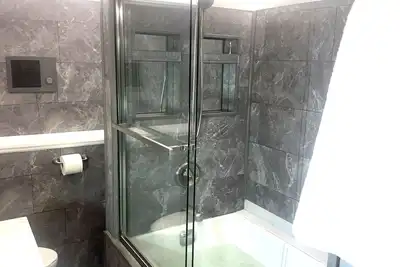 Image de Discover the Secret Hot Tub Haven Hideout with King Bed & Luxe Linens at an affordable price.