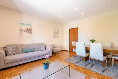 Image de Bright & Spacious Flat by Host Wise