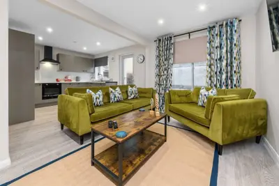 Image de 4-Bed Sleeps 8 in Livingston w/ Parking