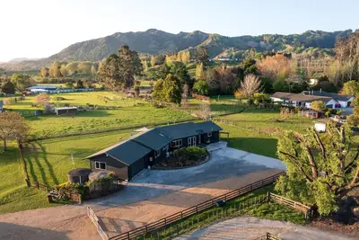 Image de Large Quiet Farm House | Mins to Cbd