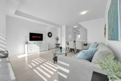 Image de Stylish 4-Bed Home with Backyard in Prime Location