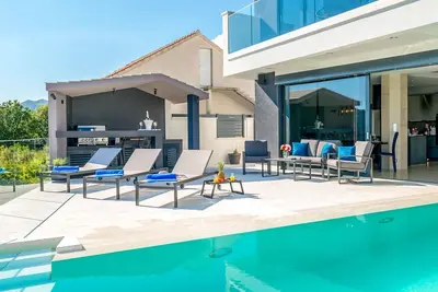 Image de Villa Izak - Quatre Chambres Villa, Couchages 7