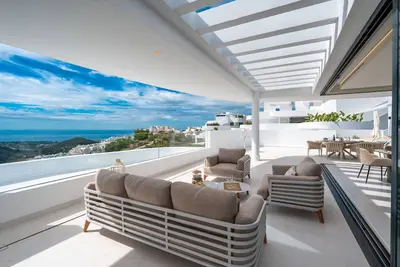 Image de Avec la vue sur la mer sur les montagnes, près de Marbella.