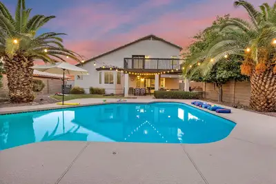 Image de Sparkling SaltwtrPool•Spa•Firepit•Netflix•Nfl+