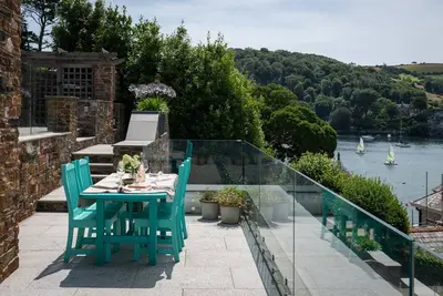 Image de Luttrells is a luxury private holiday home in pole position overlooking the River Dart in Kingswear