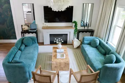 Image de Luxe Retreat 3 Mins from Dt, 8 to Nc State, Sleeps 12, 3 King beds, Hot Tub, Fire Pits, Arcade, Hidden Bookcase, Treasure Hunt