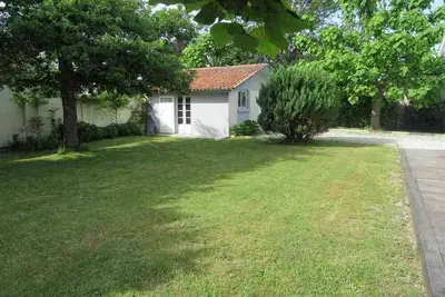 Image de maison avec jardin ombragé, au calme, proche centre ville et plage