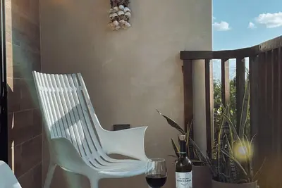 Image de Garden 2br Apt Steps from the Beach w/Pool View