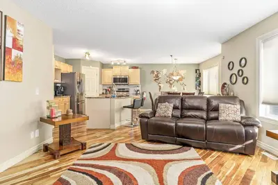 Image de King Bed | Ac | Pool Table | 70min to Banff |