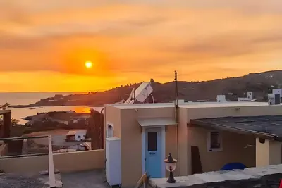 Image de Maison de vacances 'Kea's Sunset Stone Retreat' avec vue sur la mer, Wi-Fi et climatisation