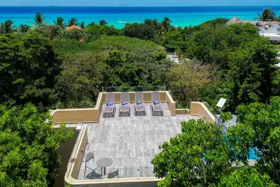 Image de Tropical villa retreat with ocean breeze vibes & space to unwind under the palms
