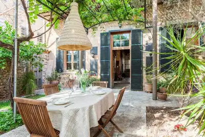 Image de Stunning loft style house 5 mins from the square