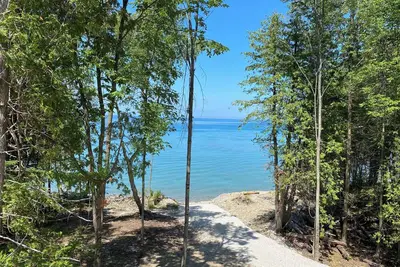 Image de Contemporary Lake House on the crystal clear shores of Georgian Bay!