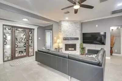 Image de 11 Mi to Dtwn: Family Home in Houston!