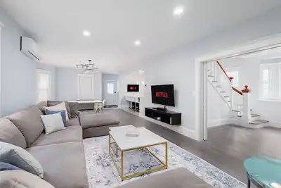 Image de New England Traditional x Modern, 5 Bedrooms, Office, 8ppl